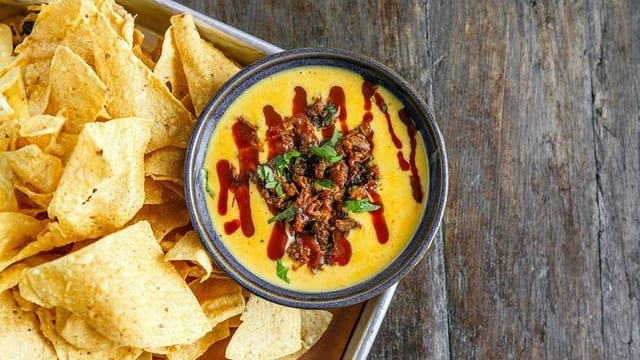 Queso con Carne [Cheese Dip with Beef].